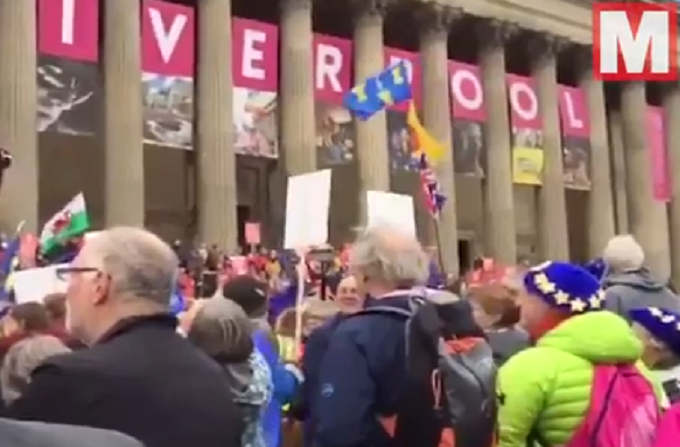 Tờ Sunday Express đưa tin, các trợ lý của Thủ tướng May đã bắt đầu thảo ra kế hoạch tổ chức bầu cử sớm vào tháng 11 tới nhằm cứu vãn thỏa thuận Brexit cũng như vai trò lãnh đạo của bà.