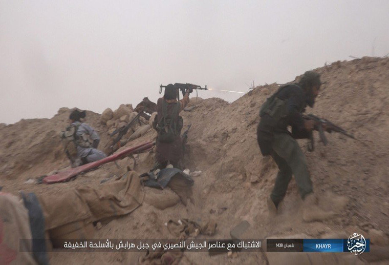 Theo một nguồn tin quân sự ở Damascus, Quân chính phủ Syria đã hứng chịu tổn thất nặng nề trong đợt phản công lớn bất ngờ của tổ chức khủng bố IS. ẢNh: AMN.