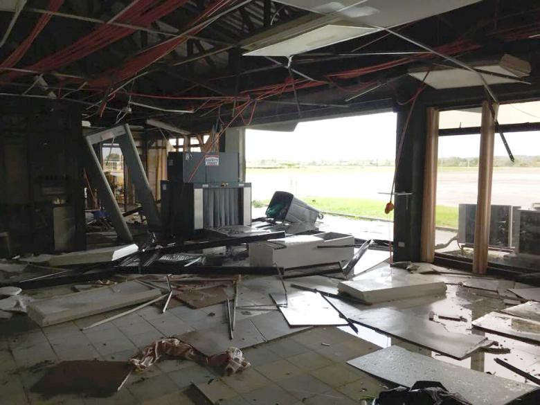Sân bay Tuguegarao ở thành phố Tuguegarao, Philippines, bị hư hại nặng ngày 15/9.