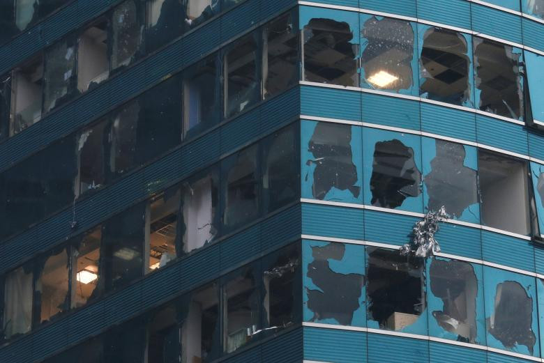 Cửa kính của một tòa nhà ở Hong Kong bị vỡ toang do gió mạnh.