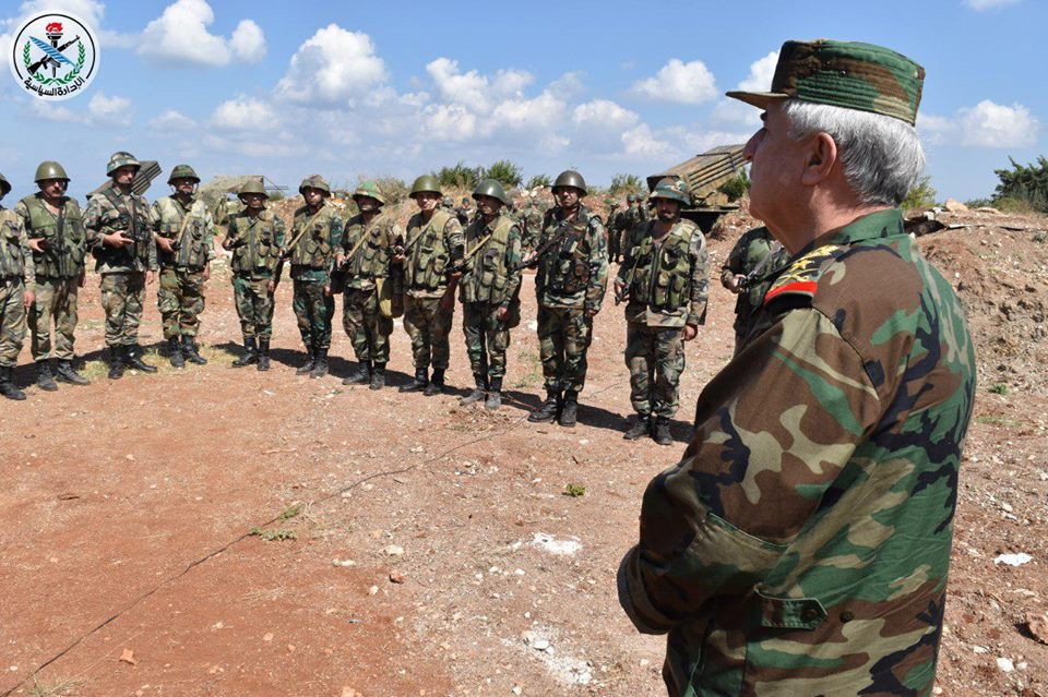 Cùng lúc, Không quân Syria dội mưa bom xuống các căn cứ của IS ở sa mạc al-Sukhna, gần đập Aweiraz, trạm bơm T2 và khu vực gần ranh giới giữa tỉnh Homs và Deir Ezzor, gây tổn thất nặng nề cho nhóm khủng bố. Ảnh: SANA.