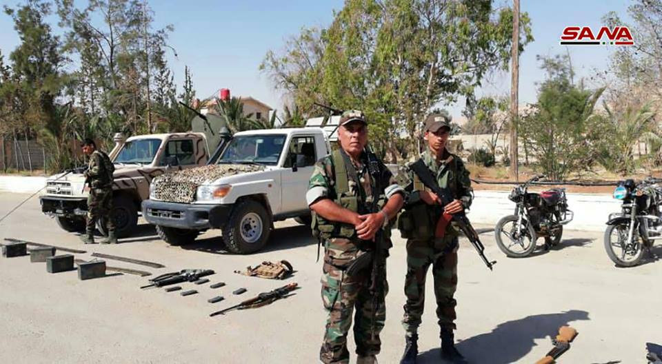 “Bộ trưởng Quốc phòng Syria Ali Abdullah Ayyoub đã tới thăm các căn cứ của Quân đội Syria tại Hama, Idlib và Latakia. Chuyến thăm là dấu hiệu cho thấy chiến dịch quân sự trên bộ của Quân chính phủ Damascus sắp diễn ra”, vị chỉ huy cho hay. Ảnh: SANA.