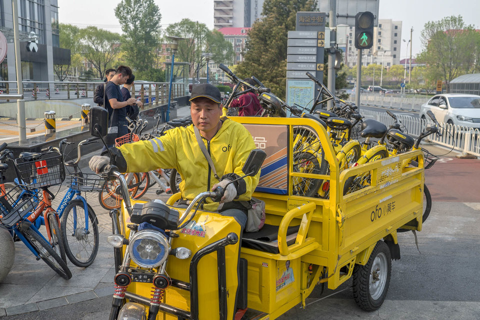 Theo Jacobs, tại các thành phố lớn Trung Quốc, chỉ ngồi ở nhà bạn vẫn có thể sử dụng bất cứ dịch vụ gì mình cần, chẳng hạn như làm nail tại nhà, với việc sử dụng ứng dụng phù hợp trên điện thoại di động. Ảnh: BI.