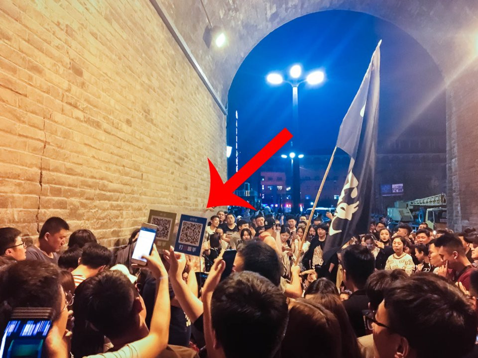 Trong 15 năm qua, hình thức thanh toán trên thiết bị di động ở Trung Quốc đã góp phần hình thành thị trường trị giá 16 nghìn tỷ USD dưới sự “thống trị” của hai tập đoàn công nghệ lớn nhất nước này là Alibaba và Tencent. Ảnh: BI.