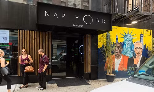 Doc dao noi ngu trua giua long thanh pho New York