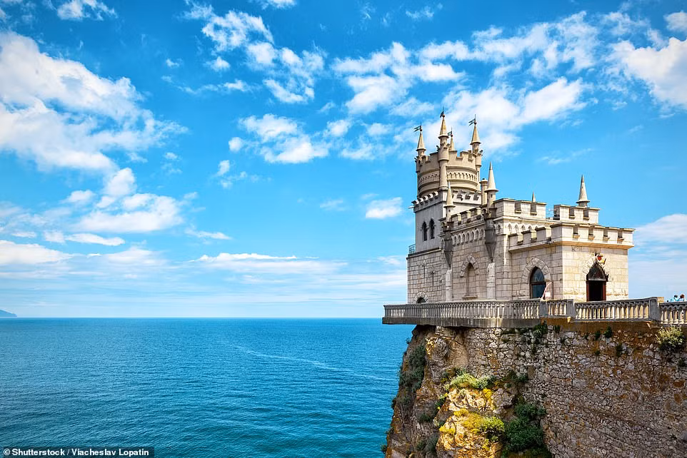 Lâu đài Swallow's Nest nằm trên vách núi đá Aurora ở Crimea được xây dựng vào năm 1911. Nơi này hiện mở cửa cho du khách tham quan và còn có một nhà hàng Italy.