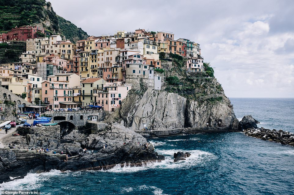 Ngôi làng Manarola đẹp như tranh vẽ nằm trên vách núi ở phía tây bắc Italy. Nơi đây nổi tiếng với nghề sản xuất rượu Sciacchetrà.