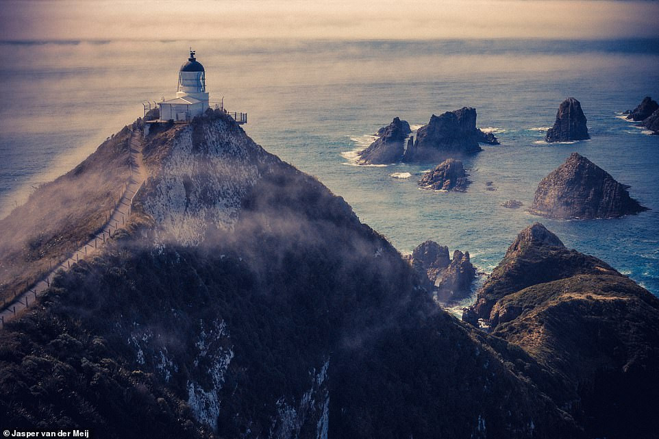 Ngọn hải đăng Nugget Point là một trong những địa điểm nổi tiếng ở New Zealand. Nó được thắp sáng lần đầu tiên vào năm 1870.