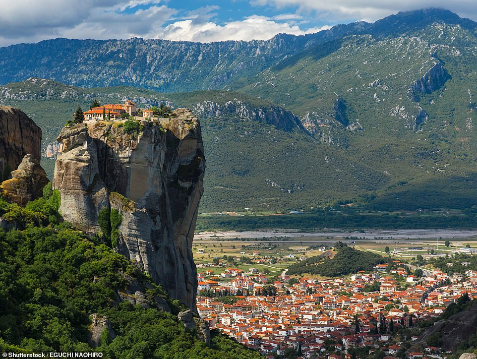 Meteora ở miền Trung Hy Lạp là nơi quy tụ nhiều tu viện tráng lệ, trong đó có tu viện Holy Trinity được xây dựng vào năm 1392. Du khách sẽ phải leo 140 bậc thang để lên được tu viện này.