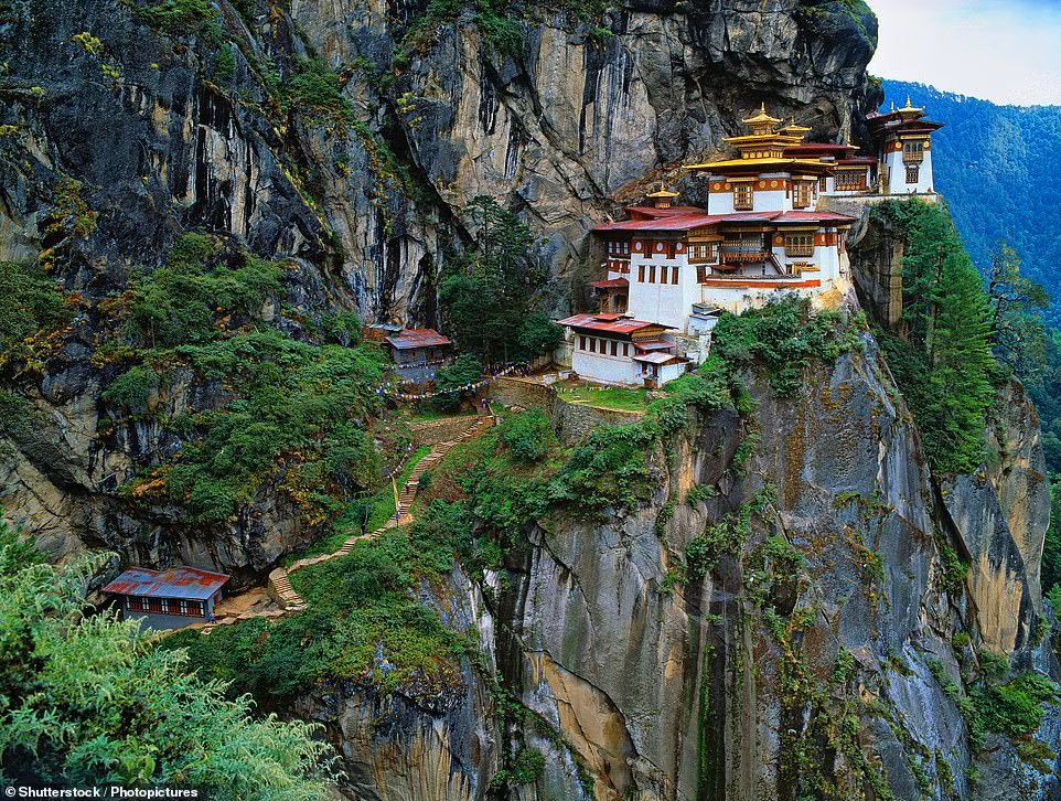 Ngôi đền Paro Taktsang trên dãy Himalaya ở Bhutan được xây dựng từ năm 1692 nhưng đã bị phá hủy trong một trận hỏa hoạn năm 1998. Sau đó, chính phủ Bhutan đã cho trùng tu ngôi đền này.