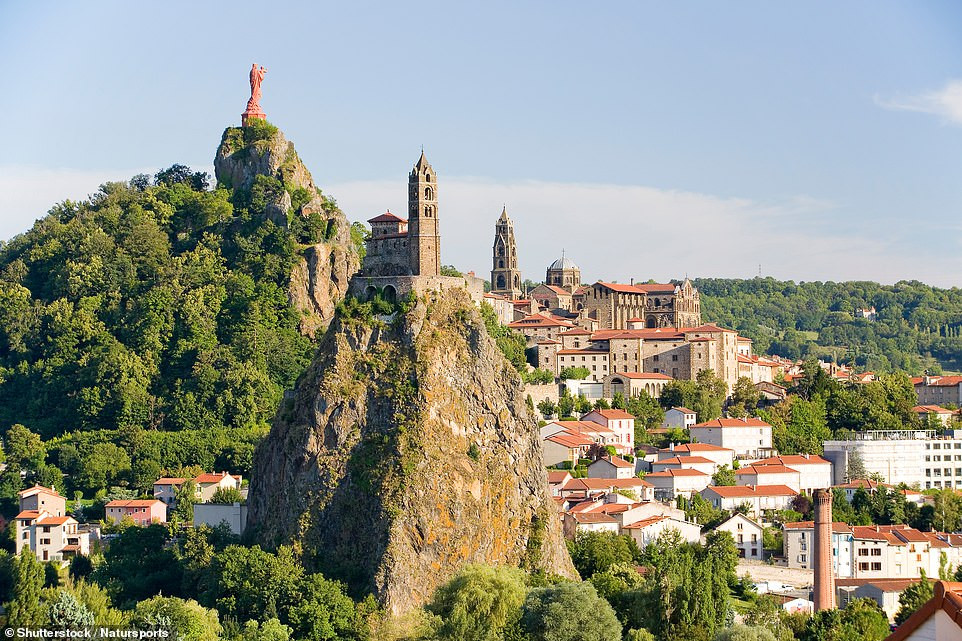 Nhà nguyện Saint-Michel d'Aiguilhe ở Aiguilhe, gần Le Puy-en-Velay (Pháp) là một trong những kỳ quan thế giới nổi tiêng nằm vắt vẻo trên cao. Công trình hơn 1.000 tuổi này được xây dựng vào năm 969 trên một ngọn núi lửa cao 85 mét. Để tới nhà nguyện Saint-Michel d'Aiguilhe, du khách sẽ phải leo 268 bậc thang. (Nguồn ảnh: Daily Mail)