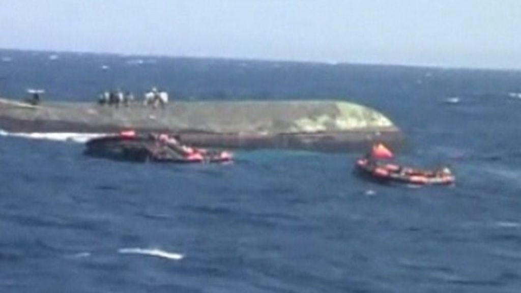 Lực lượng cứu hộ đang chạy đua với thời gian để tìm kiếm những người sống sót. Ảnh: BBC.