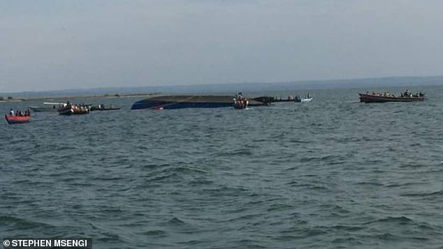Hiện, giới chức Tanzania đang mở cuộc điều tra nguyên nhân vụ chìm phà. Nguyên nhân ban đầu được xác định là do phà chở quá tải. Ảnh: Daily Mail.