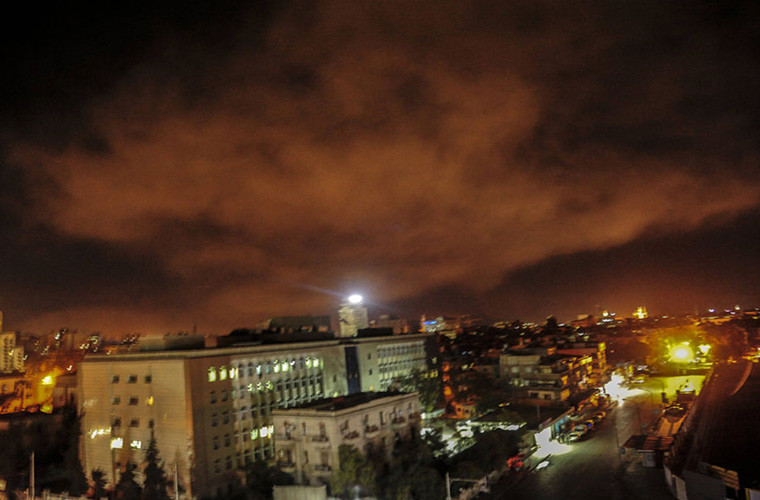 Theo RT, nhiều tiếng nổ đã vang lên tại thủ đô Damascus sau khi ông Trump tuyên bố không kích Syria. Tổng thống Donald Trump cho biết thêm, Anh và Pháp cũng tham gia không kích cùng Mỹ. Cuộc tấn công của liên quân Mỹ-Anh-Pháp nhanh chóng trở thành vấn đề thời sự nóng bỏng thu hút sự quan tâm của toàn thế giới. Ảnh: EPA.