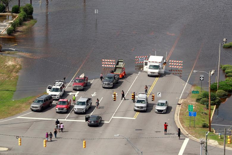 Tong thong Trump tan tay phat do an cho nguoi dan vung bao lu-Hinh-13