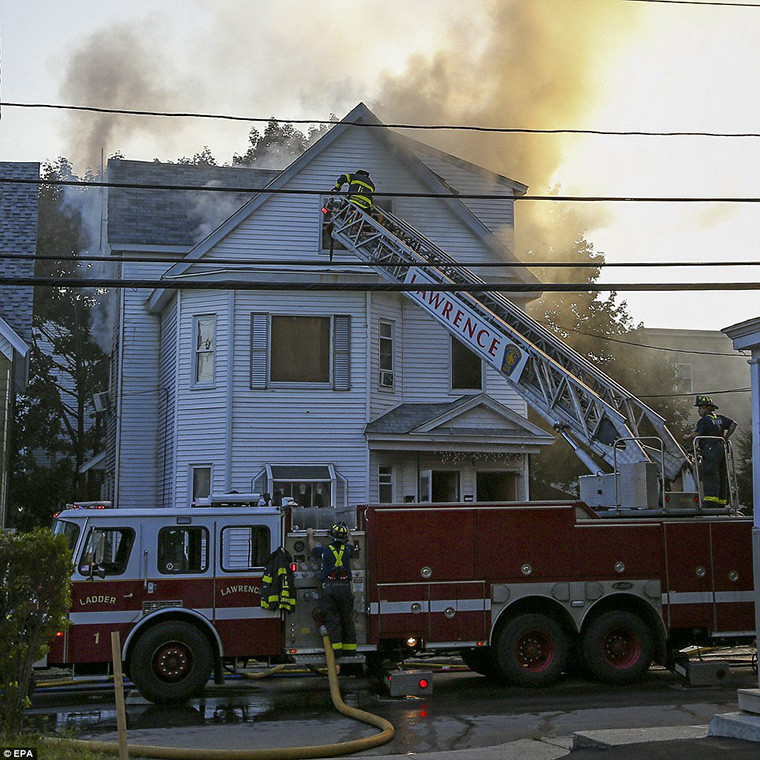 Lính cứu hỏa phải sử dụng thang cao trong quá trình chữa cháy. Được biết, toàn bộ các đám cháy ở Andover đã được dập tắt.