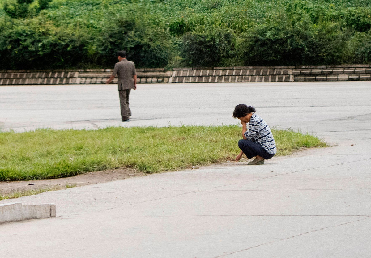 Một người phụ nữ Triều Tiên ngồi bên đường.