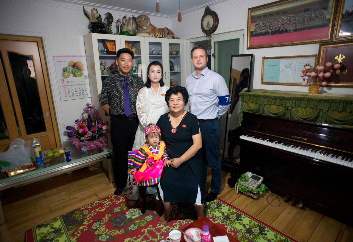 Phóng viên Russell Myers của Mirror đã gặp gỡ gia đình Sung ở thủ đô Bình Nhưỡng. Các thành viên trong gia đình Sung còn mời Myers hát cùng với họ.