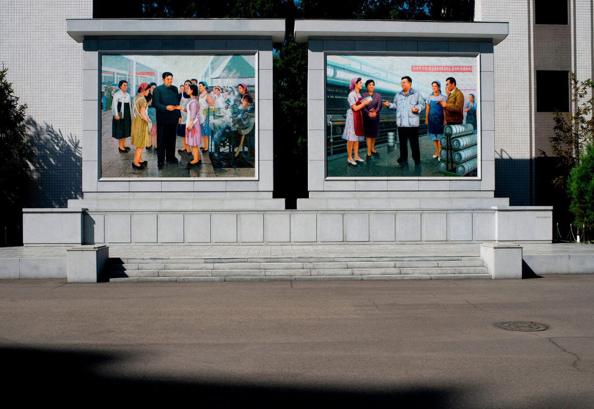 Bức ảnh này được chụp bên ngoài nhà máy Kim Jong Suk ở Bình Nhưỡng.