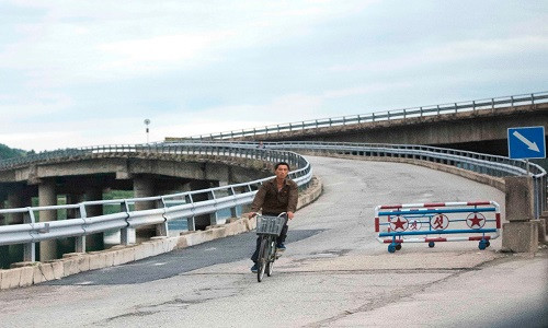 Một người đàn ông đạp xe trên con đường vắng ở thủ đô Bình Nhưỡng.