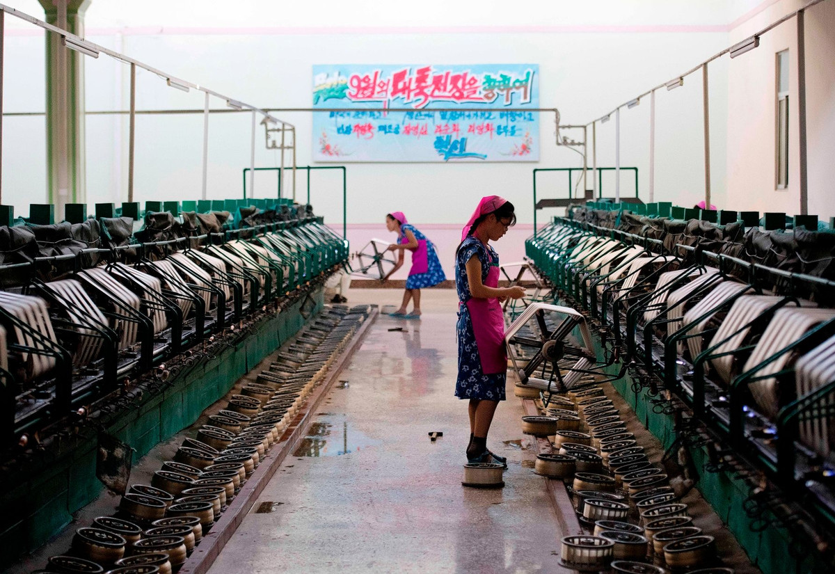 Được biết, hơn 1.500 người làm việc trong nhà máy lụa Kim Jong Suk.