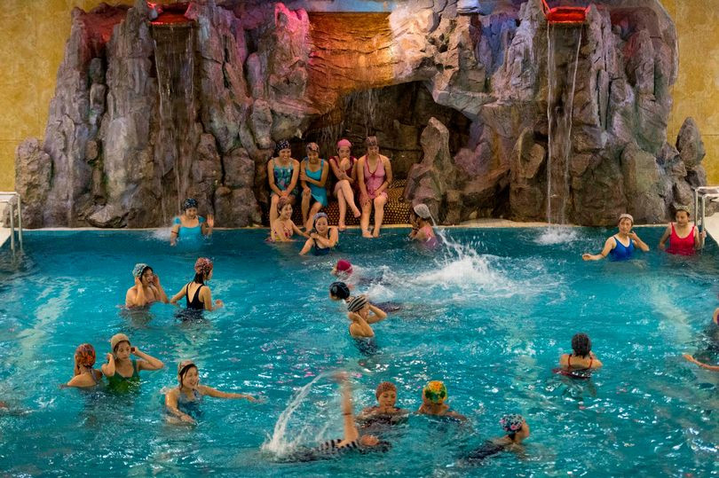 Các nữ công nhân tại bể bơi của nhà máy tơ lụa Kim Jong Suk ở Bình Nhưỡng. Được biết, nhiều công nhân sống ngay tại nhà máy này.