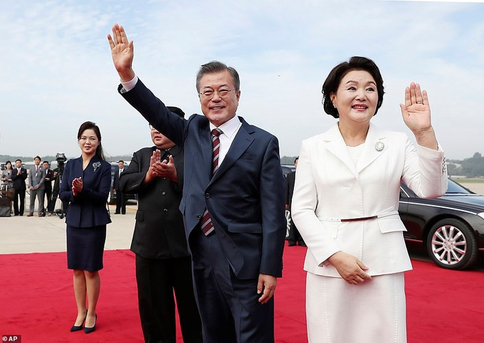 Nụ cười tươi tắn luôn thường trực trên môi bà Ri Sol-ju. Ảnh: AP.