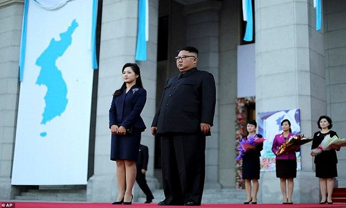 Nhà lãnh đạo Triều Tiên Kim Jong-un và Phu nhân Ri Sol-ju có mặt ở nhà hát – nơi tổ chức tiệc chiêu đãi Tổng thống Hàn Quốc và Phu nhân. Ảnh: AP.
