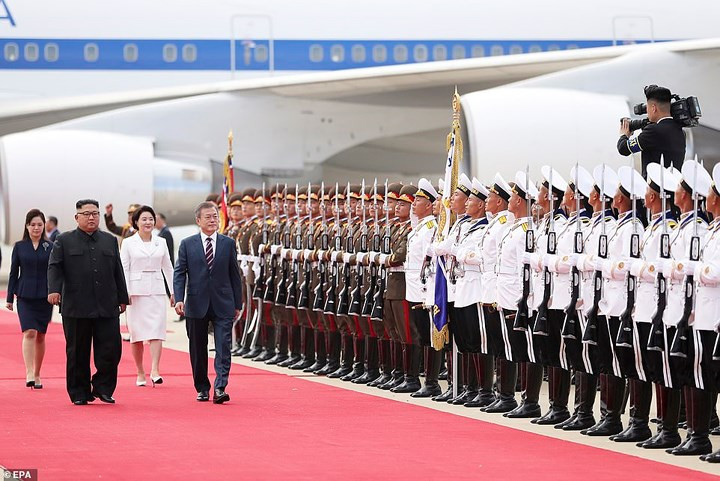 Bà Ri Sol-ju bước đi bên cạnh Phu nhân của Tổng thống thống Hàn Quốc Kim Jung-sook. Hai người đi sau hai nhà lãnh đạo vài bước chân. Ảnh: EPA.