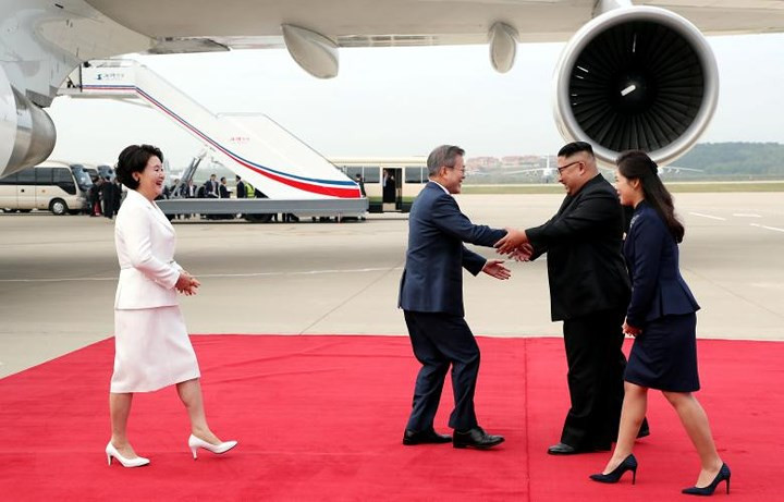 Ngay khi bước xuống máy bay, ông Moon Jae-in và phu nhân đã được ông Kim Jong-un và phu nhân nhiệt liệt chào đón. Ảnh: Reuters.