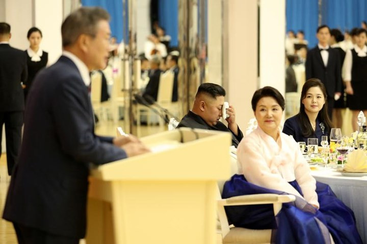 Bà Ri Sol-ju và bà Kim Jung-sook chăm chú lắng nghe phát biểu của Tổng thống Hàn Quốc Moon Jae-in tại bữa tiệc chiêu đãi. Ảnh: Reuters.