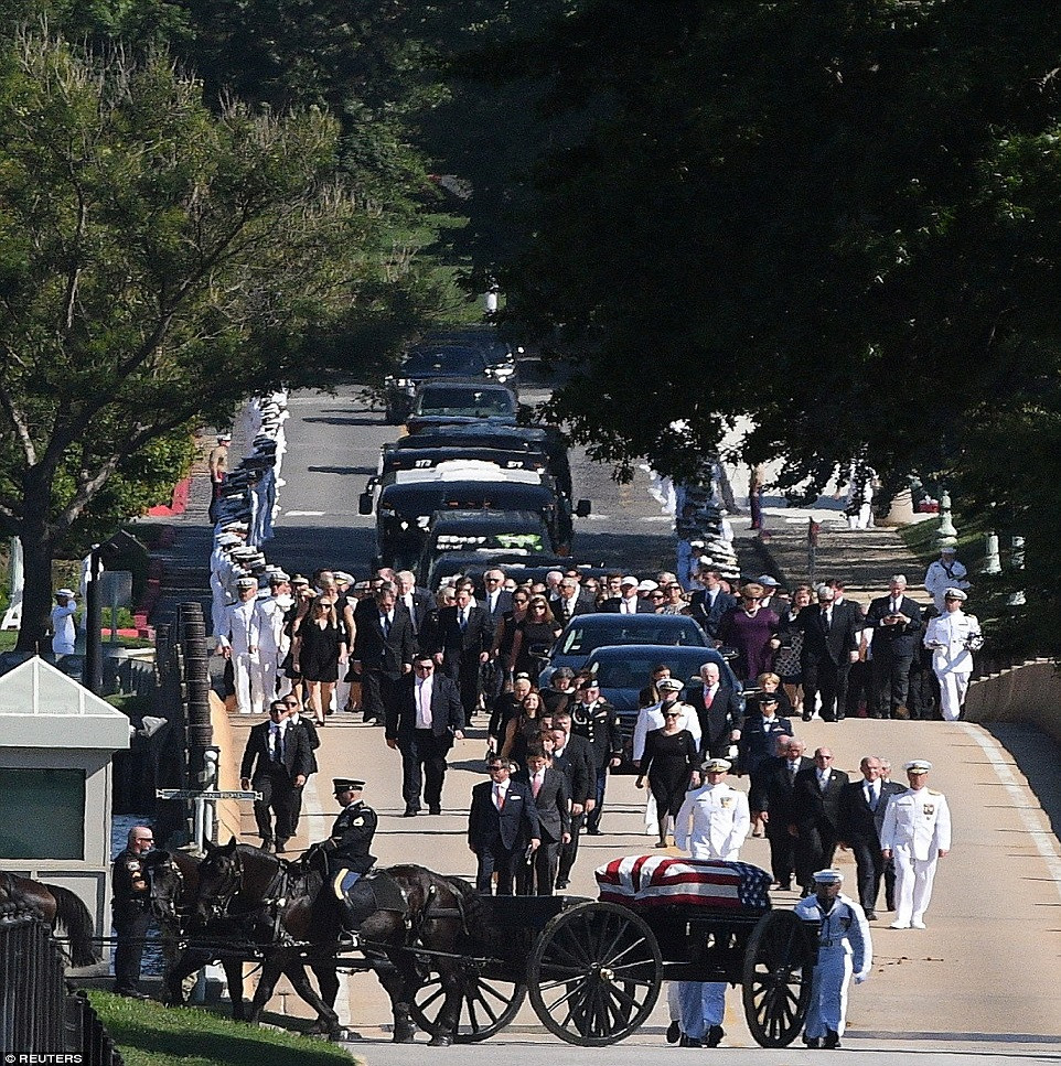 Đoàn người tiễn đưa ông McCain về nơi an nghỉ cuối cùng.