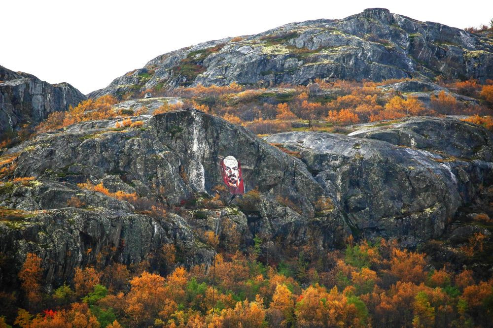 Du khách có thể đến Murmansk bằng đường bộ, đường sắt và hàng không. Từ thủ đô Moscow đến thành phố Murmansk mất khoảng 3 giờ bay.