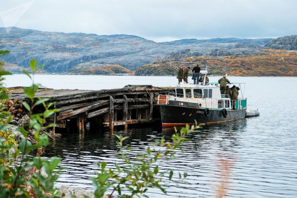 Một con tàu cập bến tại bán đảo Liinhamari ở huyện Pechengsky.