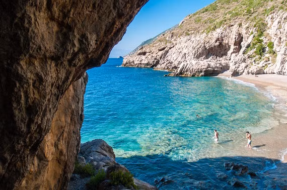 Còn Al Samra là một trong những bãi biển đẹp nhất Syria.