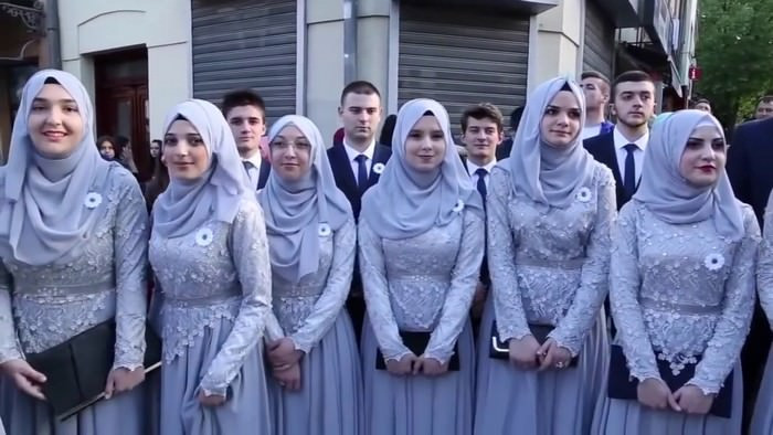 Nằm ở Nam Âu, Bosnia là một trong những quốc gia có lượng du khách ghé thăm thường xuyên nhất, và có tốc độ tăng trưởng du lịch cao thứ ba trên thế giới kể từ năm 1995. Người dân địa phương rất hào phóng, tốt bụng, chân thành và luôn sẵn sàng chia sẻ mọi thứ.