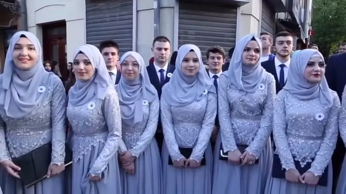 Nằm ở Nam Âu, Bosnia là một trong những quốc gia có lượng du khách ghé thăm thường xuyên nhất, và có tốc độ tăng trưởng du lịch cao thứ ba trên thế giới kể từ năm 1995. Người dân địa phương rất hào phóng, tốt bụng, chân thành và luôn sẵn sàng chia sẻ mọi thứ.