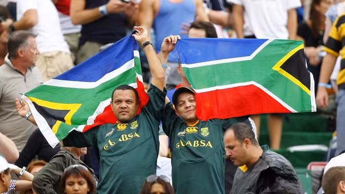 Nam Phi cũng là một quốc gia thân thiện với du khách nước ngoài. Người dân ở đây rất nhiệt tình, luôn nở nụ cười chào đón khách du lịch, và có thể bắt chuyện với người lạ sau màn chào hỏi.