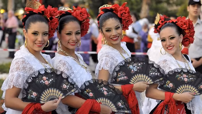 Người dân Mexico được mô tả là những người rất lịch sự và cuốn hút. Họ chào nhau bằng sự tôn trọng và khiêm nhường ngay cả trong những cuộc gặp gỡ bình thường.