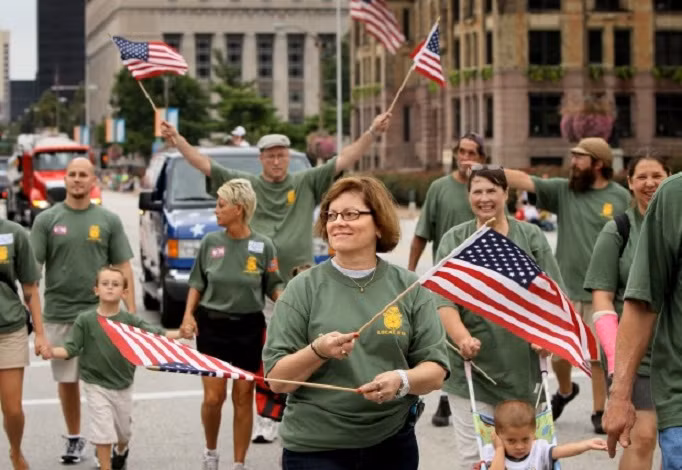 Tại các thành phố lớn, người dân thường đổ ra những bãi biển ở ngoại ô và tổ chức những bữa tiệc để mừng Ngày Lao động. Ảnh: Internet.
