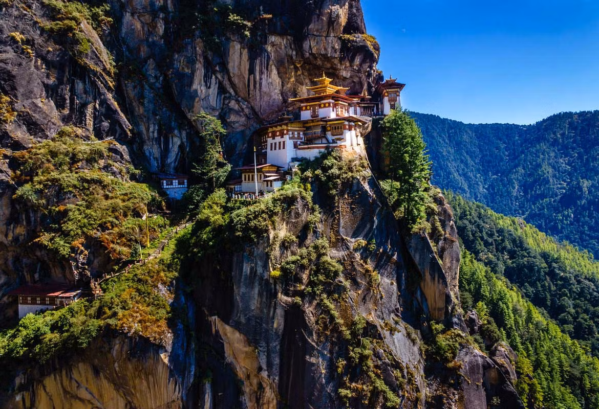 Tu viện Paro Taktsang là khu phức hợp đền thờ nổi tiếng, địa điểm thiêng liêng của Phật giáo trên dãy Himalaya. Ngôi đền đầu tiên được xây dựng vào năm 1692.