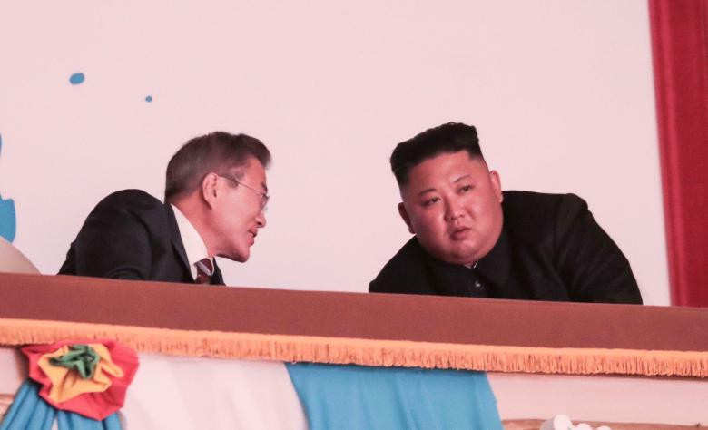 Tổng thống Moon trao đổi với nhà lãnh đạo Kim Jong-un trong lúc xem biểu diễn nghệ thuật. Ảnh: Reuters.