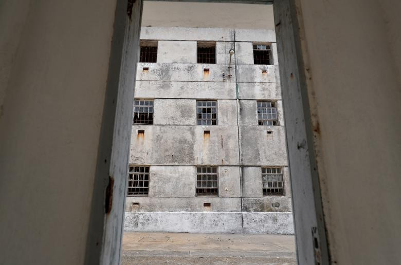 Tòa nhà đã bị xuống cấp theo thời gian.