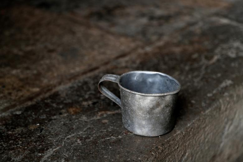 Chiếc cốc này từng được các tù nhân sử dụng trong thời gian bị giam cầm.