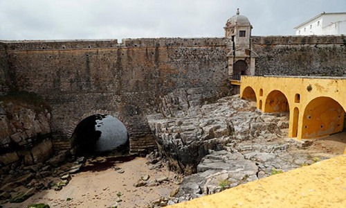 Theo Reuters, ông Antonio Salazara cai trị đất nước Bồ Đào Nha từ năm 1932 cho tới khi qua đời vào năm 1968. Tuy nhiên, chế độ của ông Antonio chỉ sụp đổ vào năm 1974 sau cuộc cách mạng Carnation. Ảnh: Lối vào nhà tù.