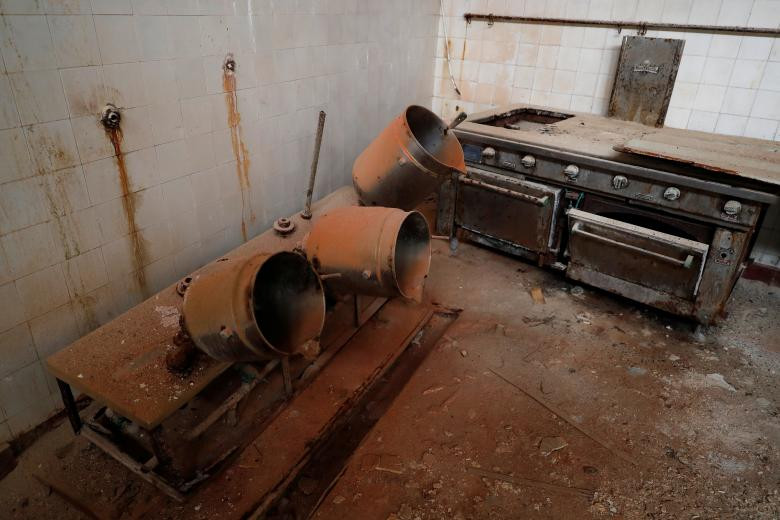 Bảo tàng nhà tù này sẽ được mở cửa trở lại vào tháng 4/2019. Ảnh: Những chiếc lò vi sóng cũ kỹ trong phòng bếp của nhà tù.