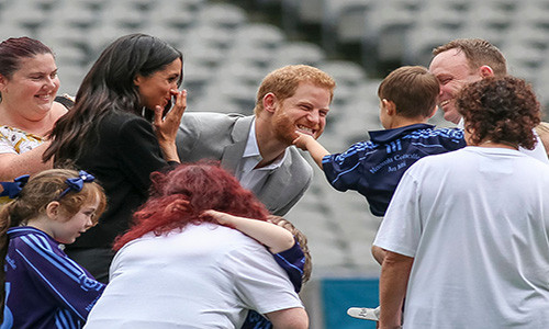 Hoàng tử Harry cười “hết nấc” với một bé trai khi tới thăm sân vận động Croke Park ở Dublin, Ireland, cùng với Công nương Meghan Markle ngày 11/7/2018.