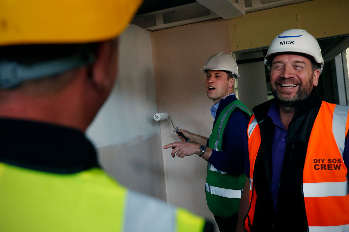Hoàng tử Anh William cười đùa với mọi người khi cùng các thành viên DIY SOS tham gia dự án xây dựng một trung tâm cộng đồng mới nhằm hỗ trợ những người bị ảnh hưởng do vụ cháy chung cư Grenfell ở London ngày 18/5/2018.