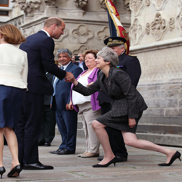 Thủ tướng Anh Theresa May khuỵu gối chào Hoàng tử William tại Nhà thờ Đức Bà Amiens ở nước Pháp ngày 8/8/2018.