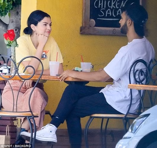 Sau on ao gap go trai la, Selena Gomez vo tu treu dua ban ngoai pho-Hinh-10